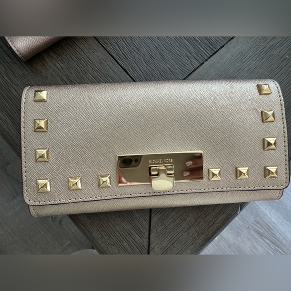 BRAND NEW Michael Kors studded full size wallet - Picture 1 of 2